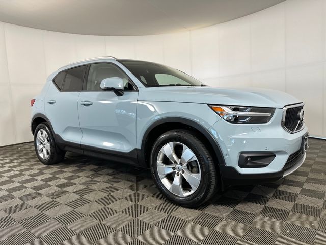 2019 Volvo XC40 Momentum photo 2