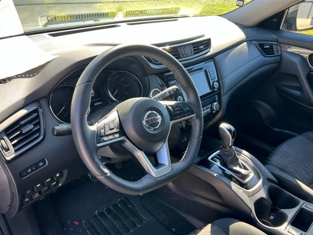 2020 Nissan Rogue SV photo 2