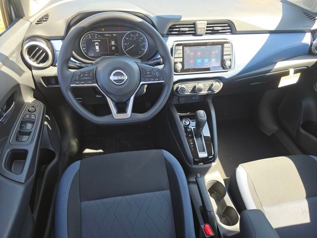 2025 Nissan Versa 1.6 SV photo 3