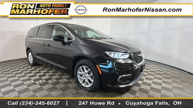 2024 Chrysler Pacifica Touring L's photo