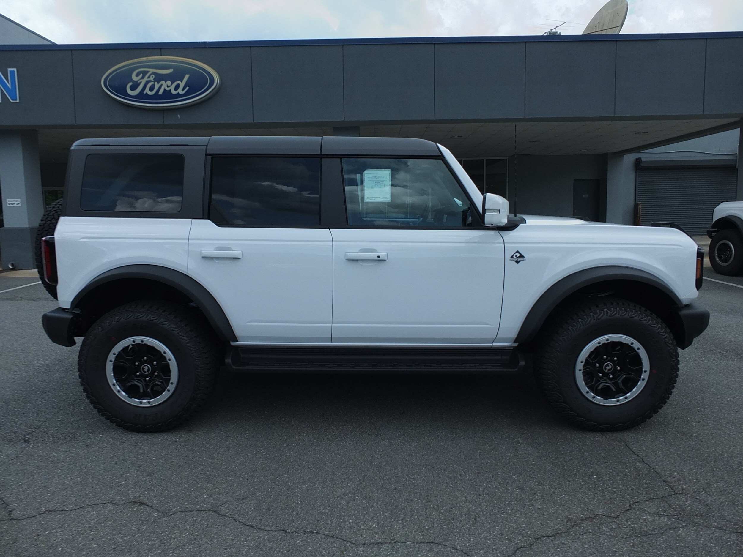 2025 Ford Bronco Outer Banks photo 2