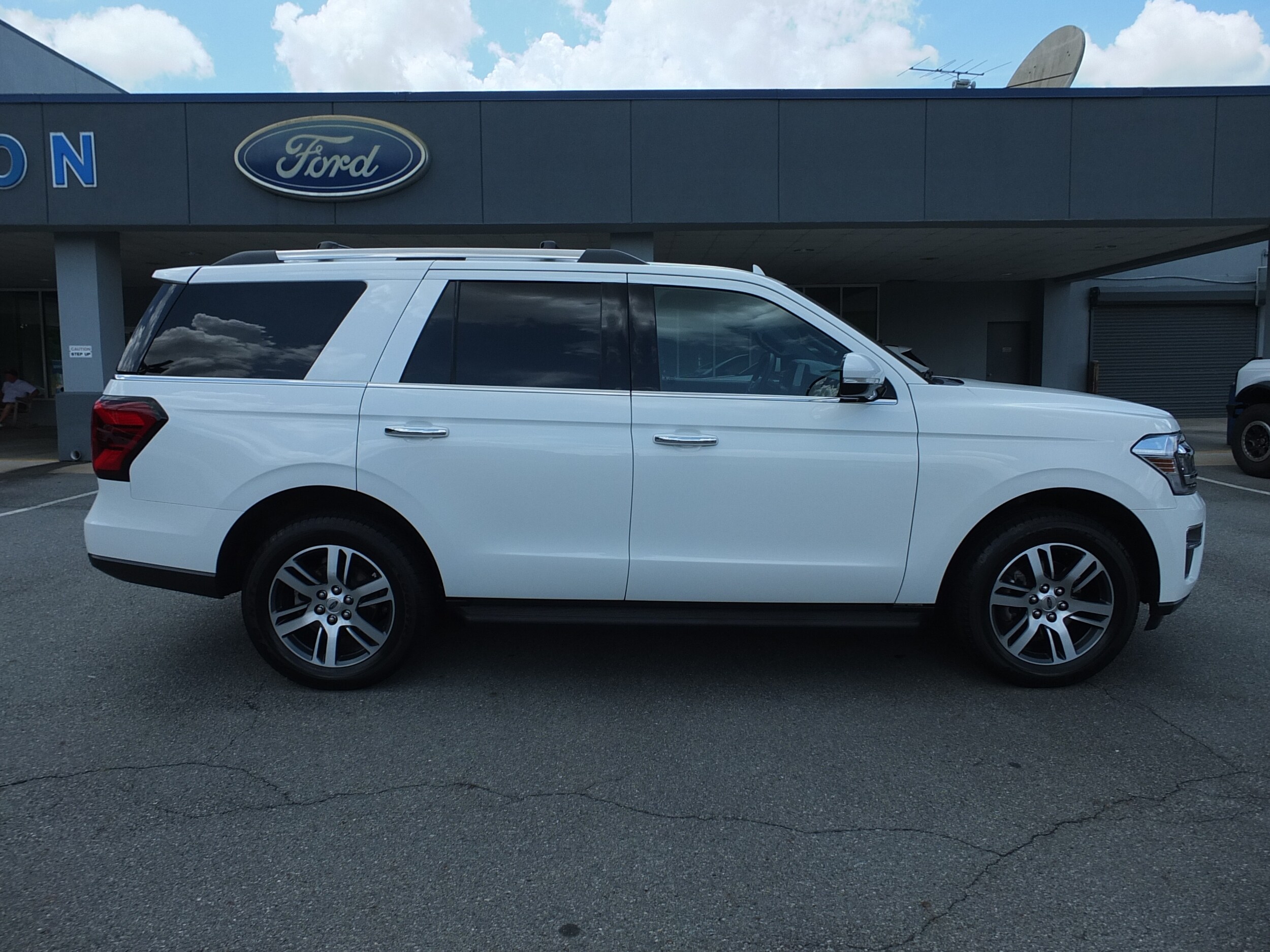 2024 Ford Expedition Limited photo 2
