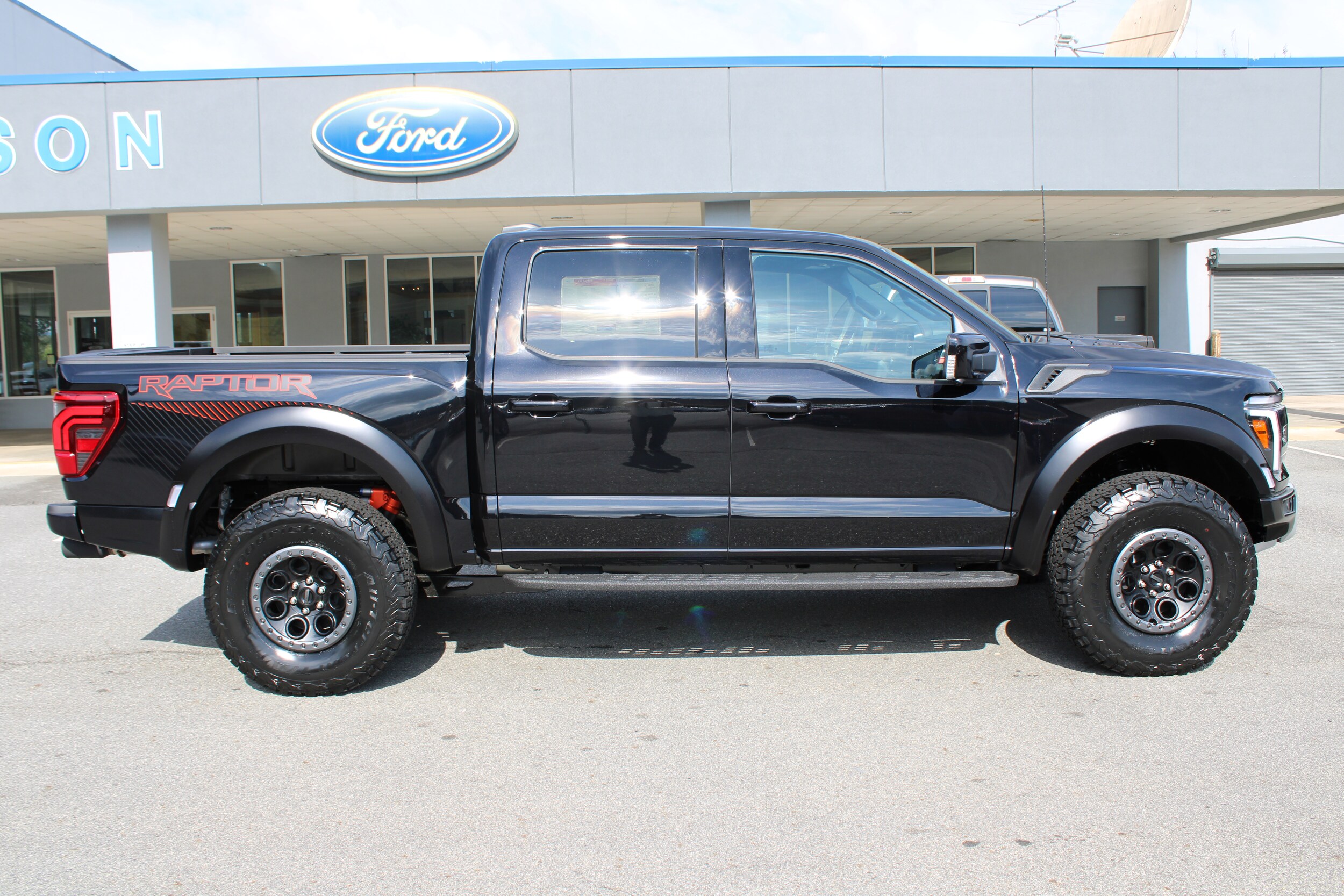 2025 Ford F-150 Raptor photo 2