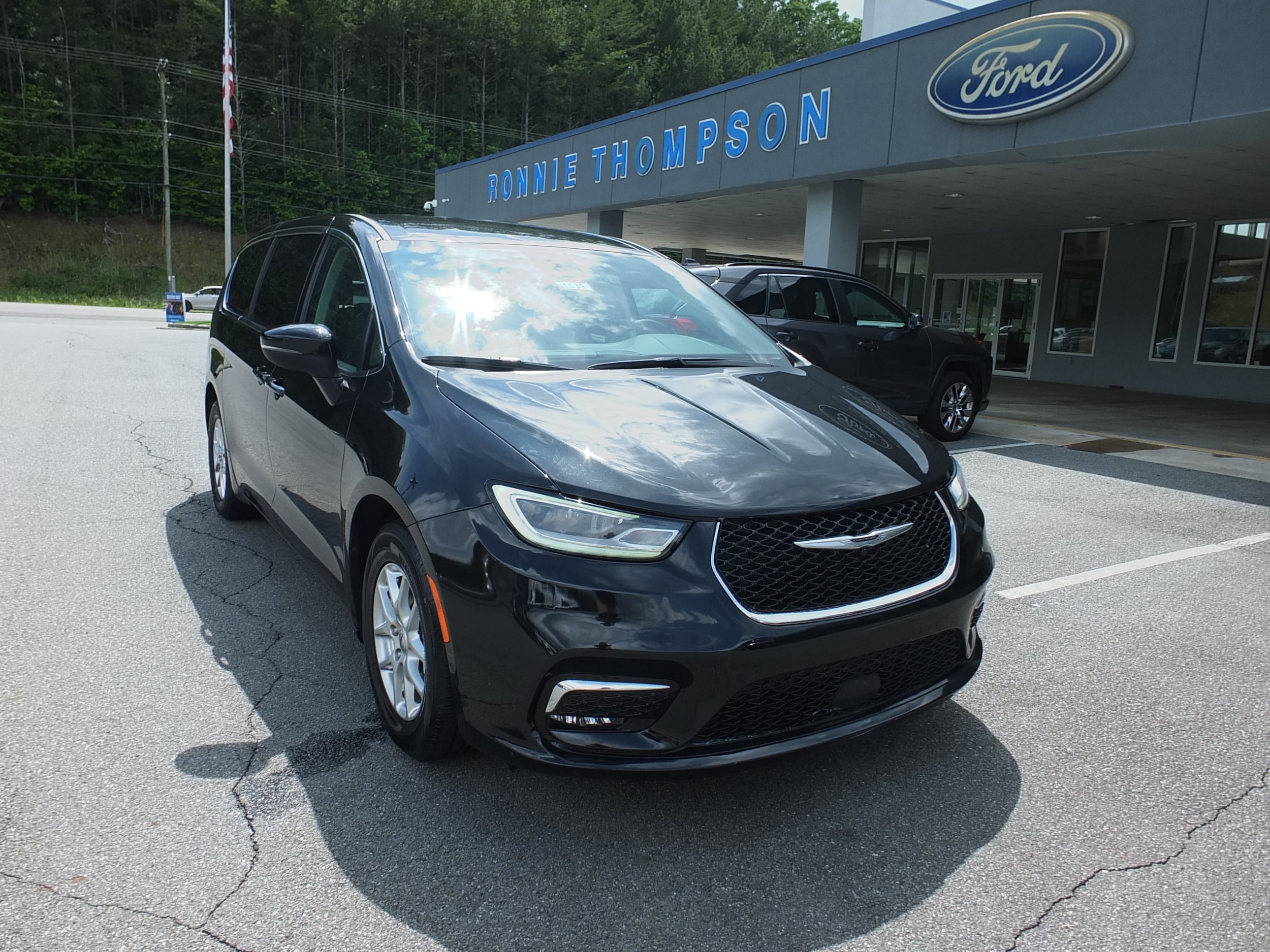 2023 Chrysler Pacifica Touring L's photo
