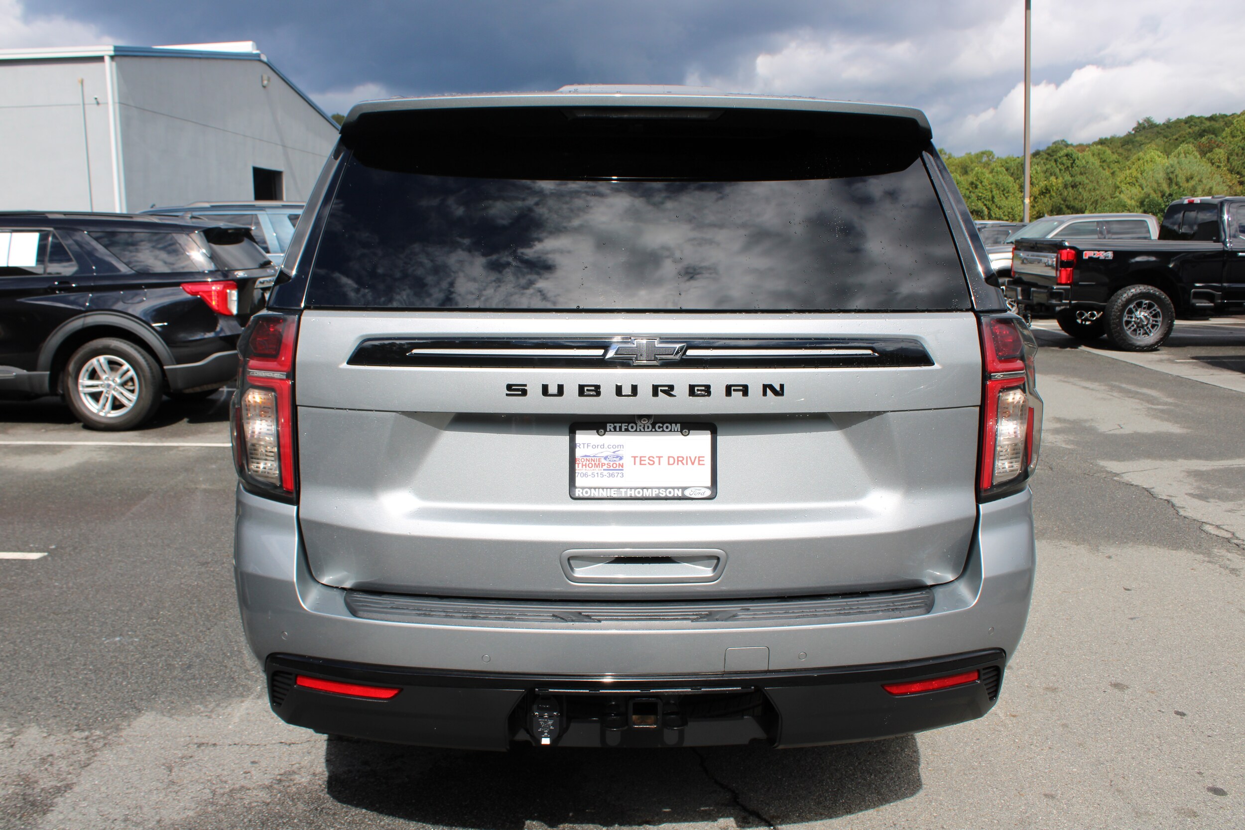 2023 Chevrolet Suburban Z71 photo 3