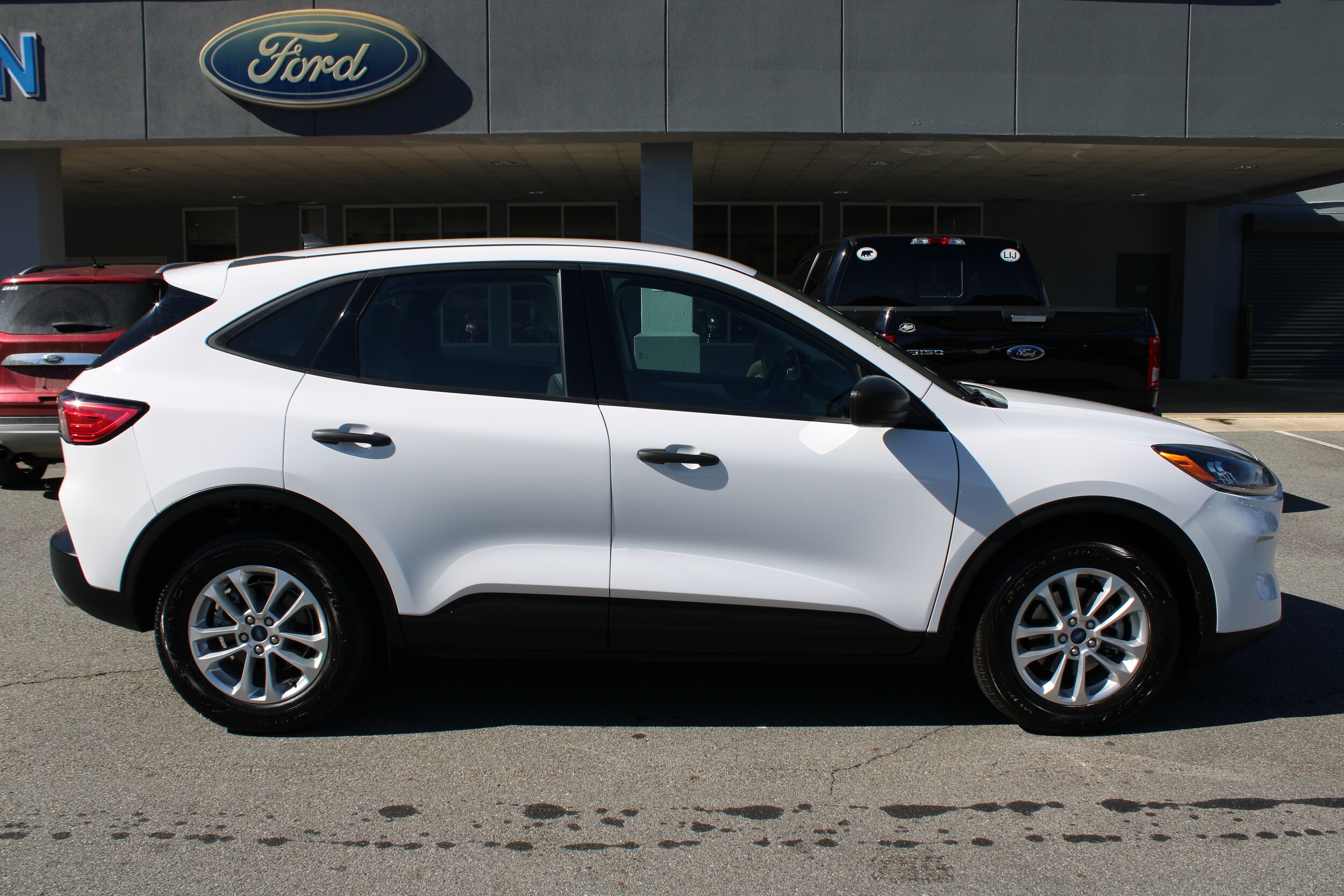 2022 Ford Escape S photo 2