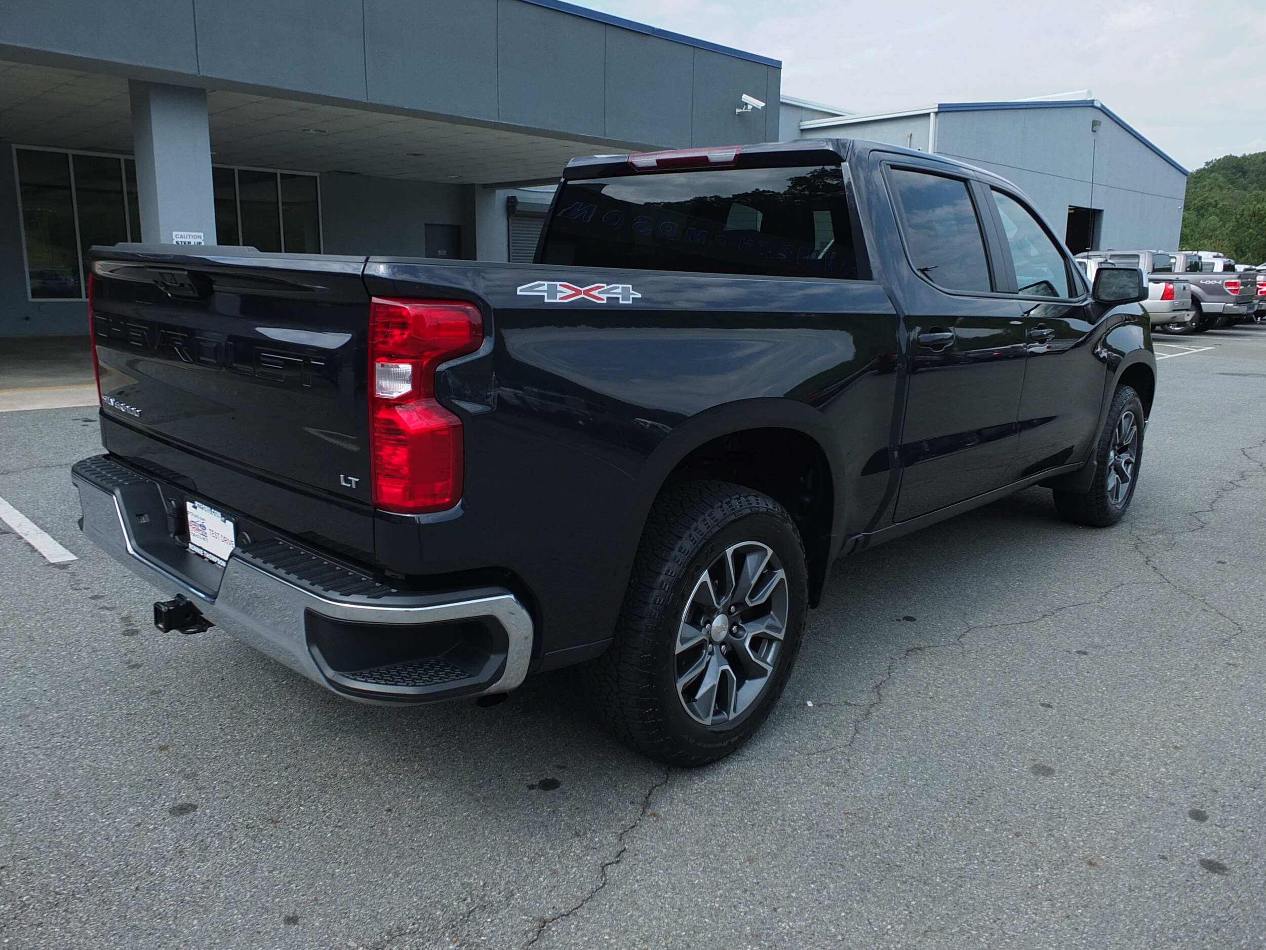2023 Chevrolet Silverado 1500 LT photo 3