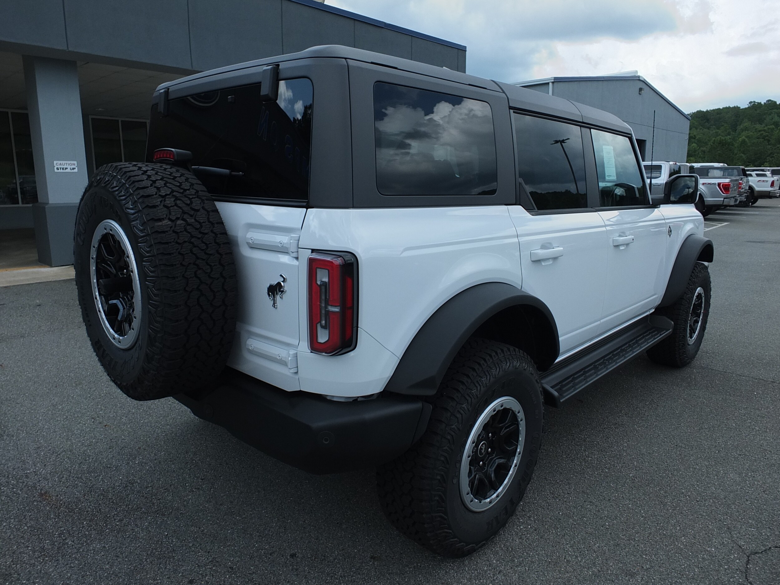 2025 Ford Bronco Outer Banks photo 3