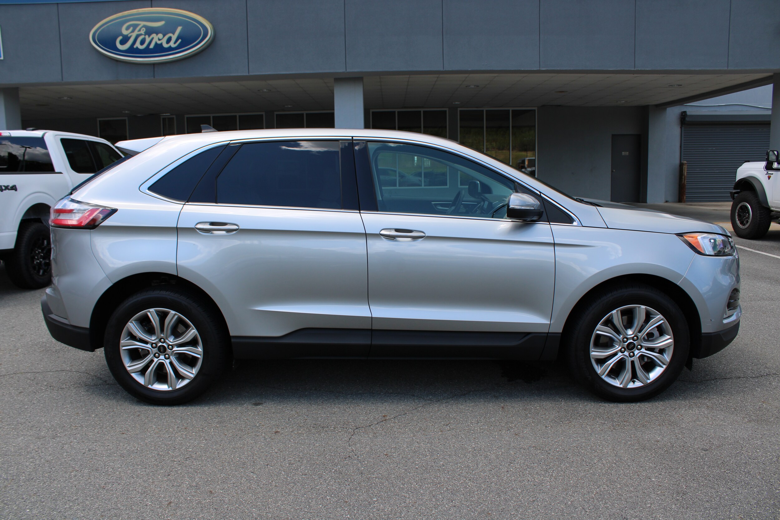 2024 Ford Edge Titanium photo 2