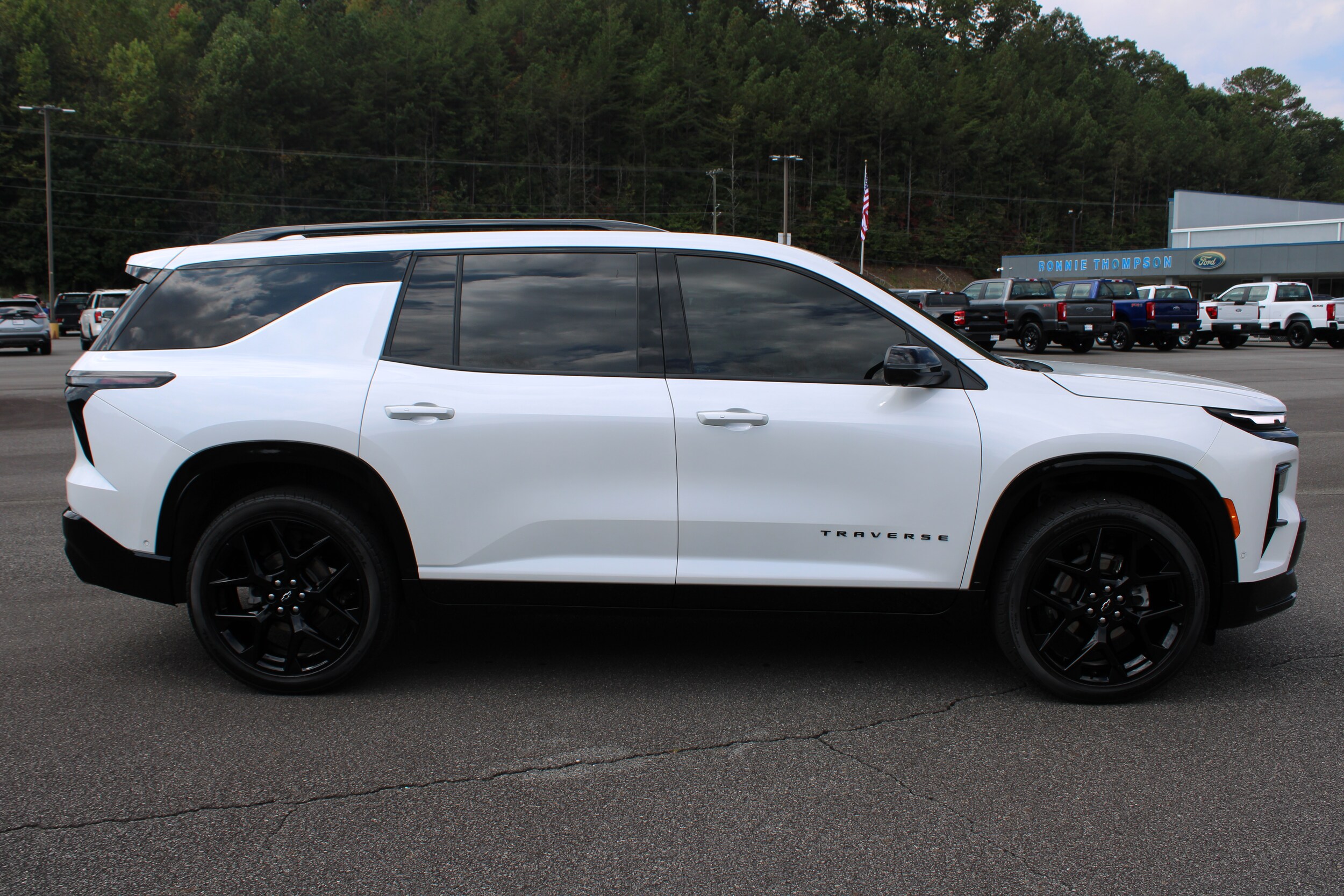 2024 Chevrolet Traverse RS photo 2