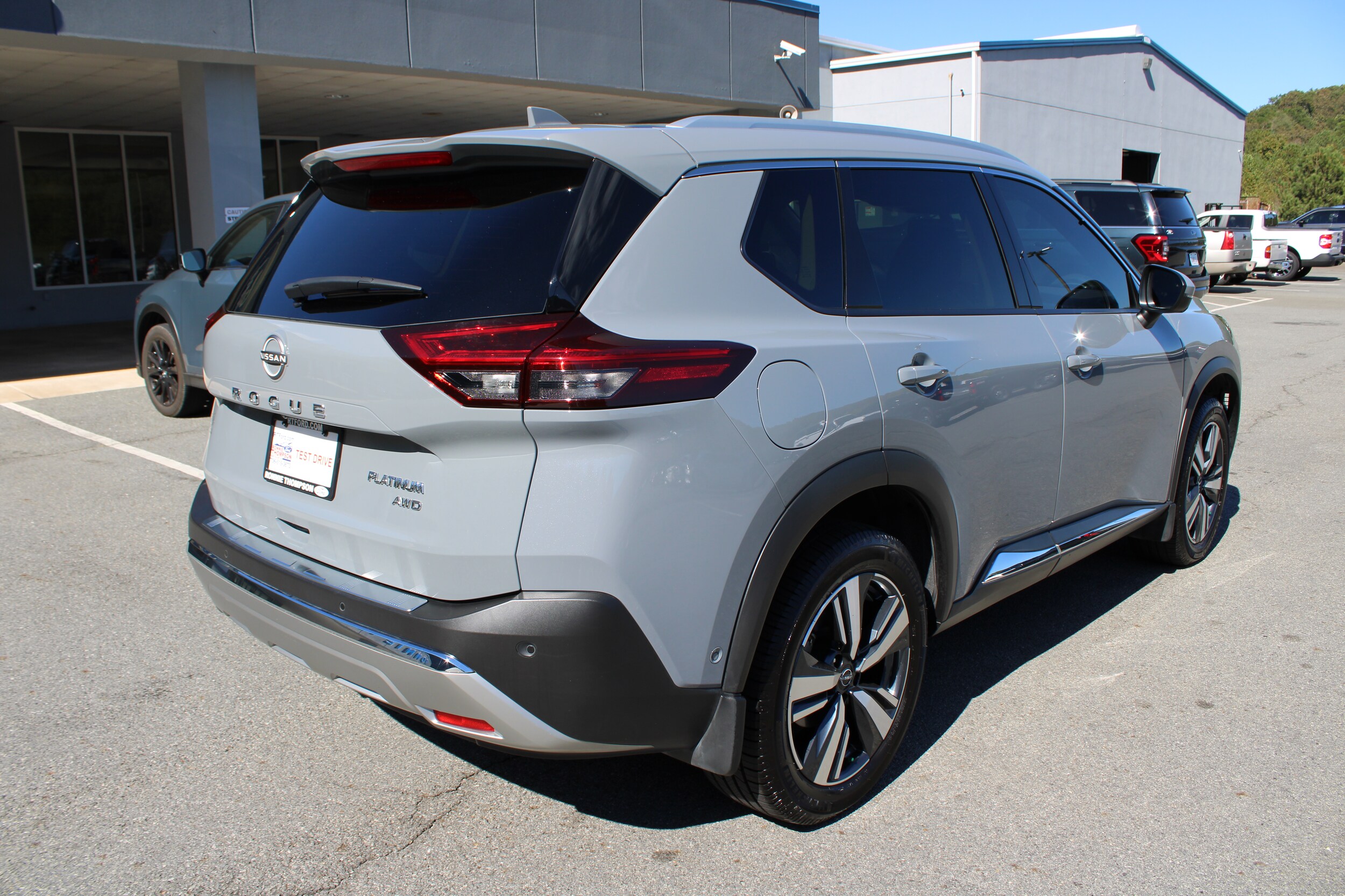 2023 Nissan Rogue Platinum photo 2