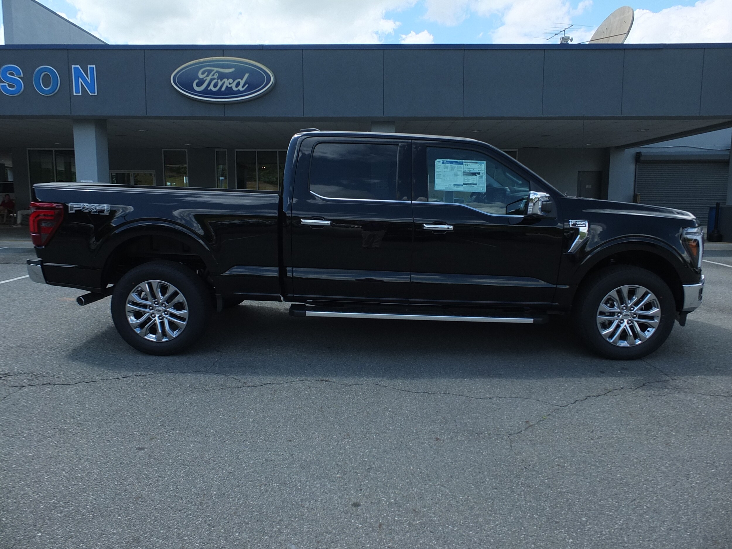 2025 Ford F-150 Lariat photo 2