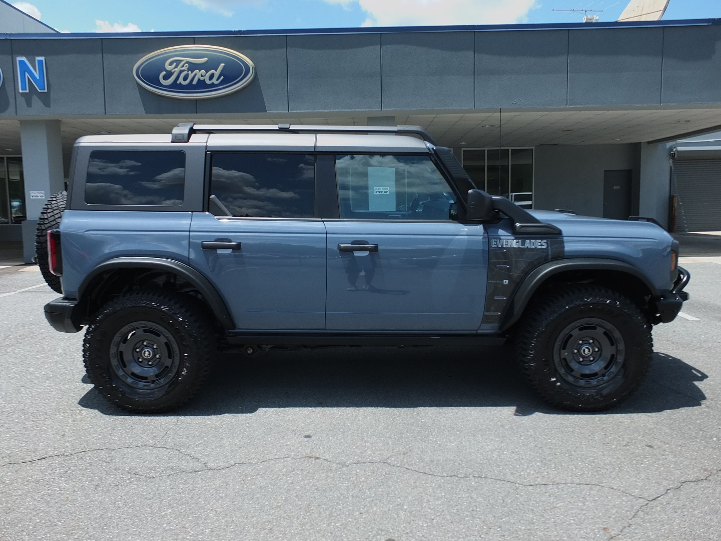 2024 Ford Bronco Everglades photo 2