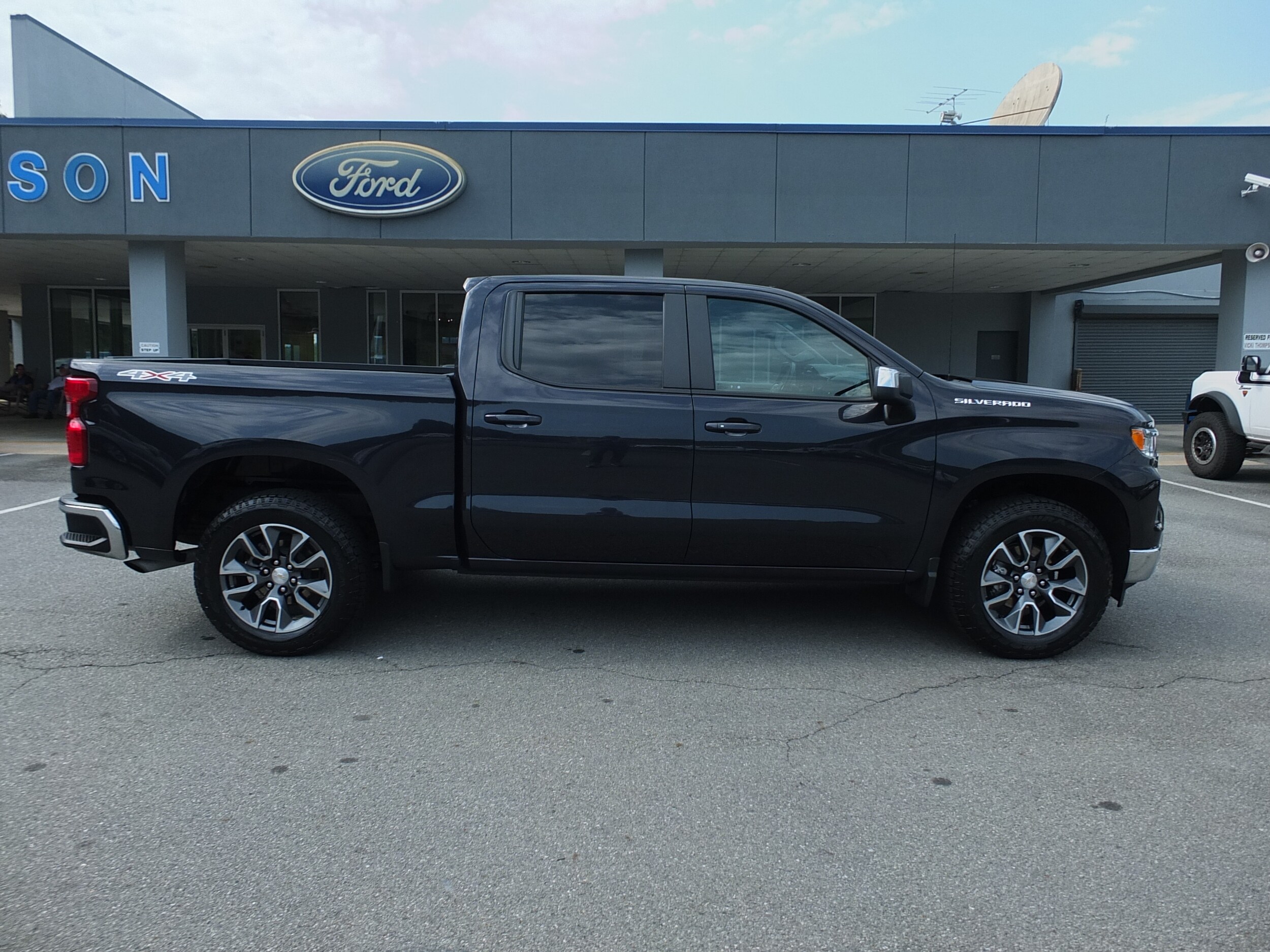 2023 Chevrolet Silverado 1500 LT photo 2