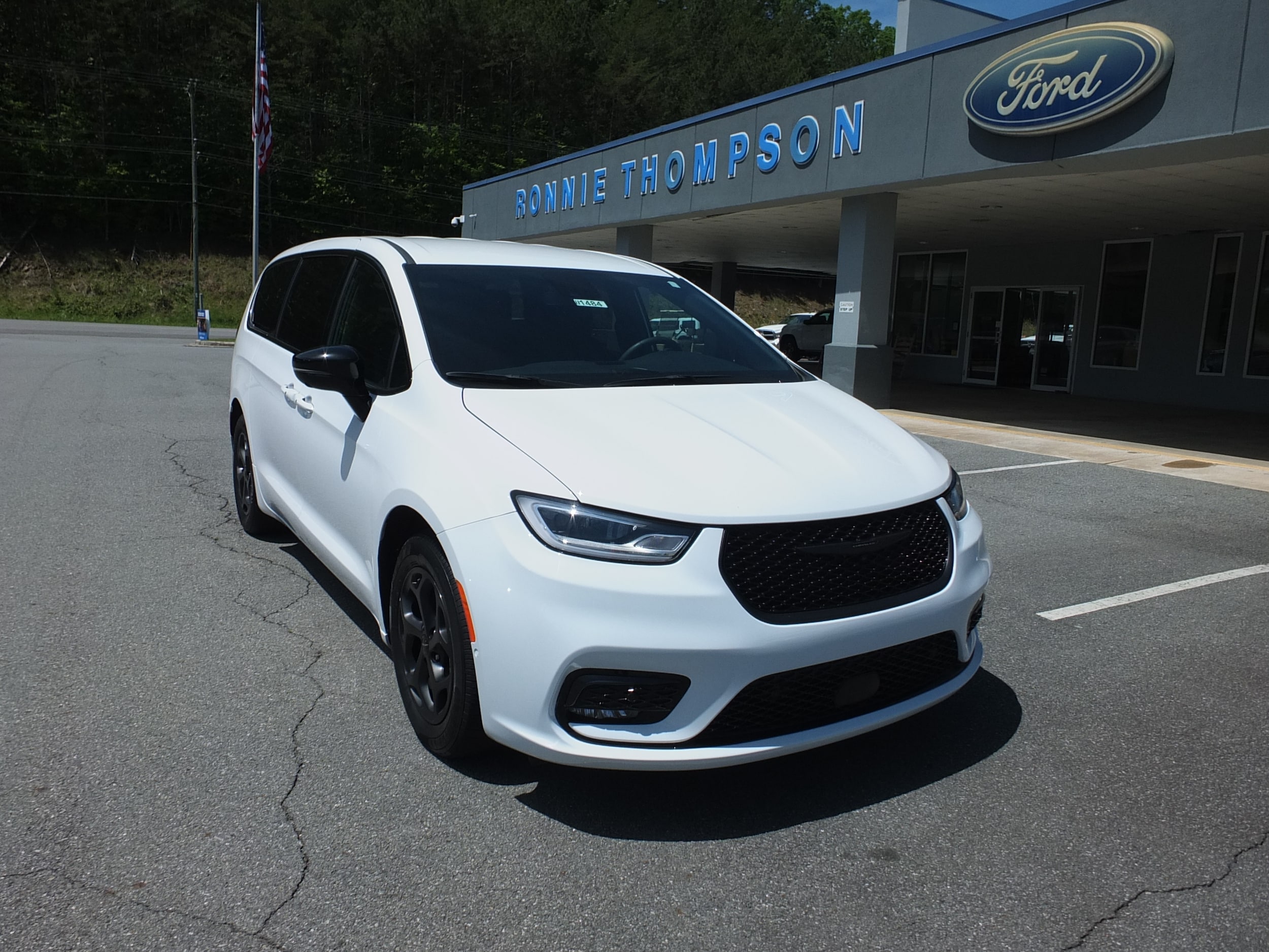 2024 Chrysler Pacifica Hybrid Select S-Appearance PHEV's photo