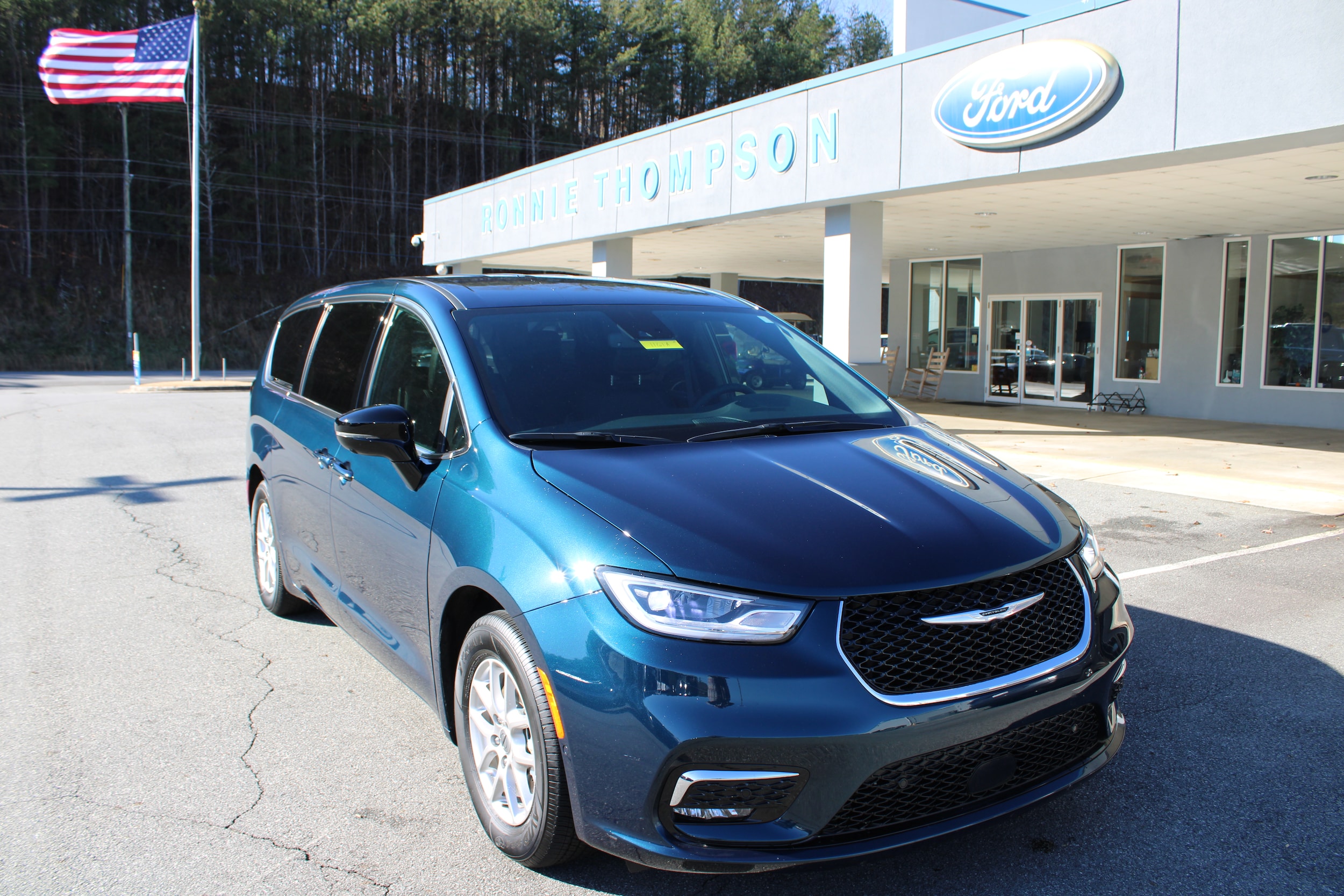 2025 Chrysler Pacifica Select's photo