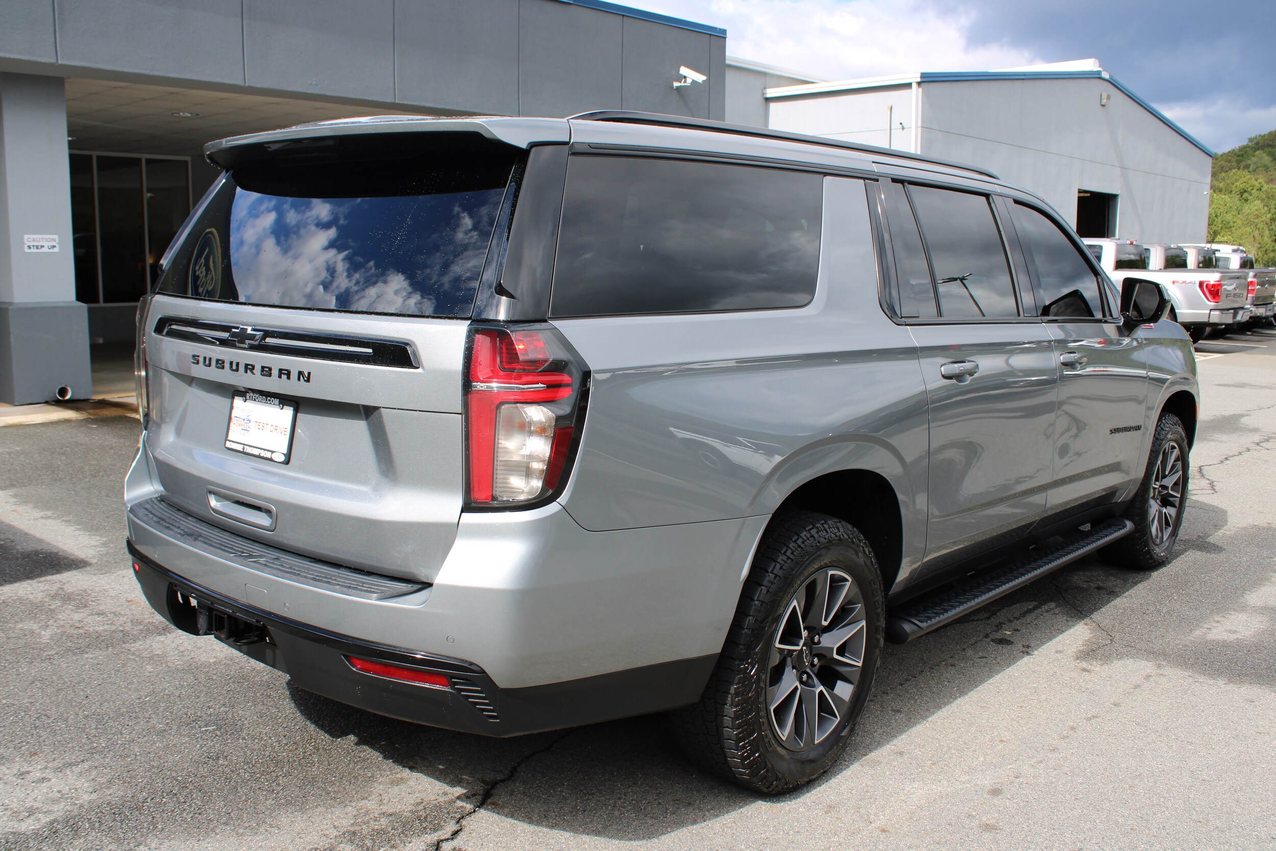 2023 Chevrolet Suburban Z71 photo 2