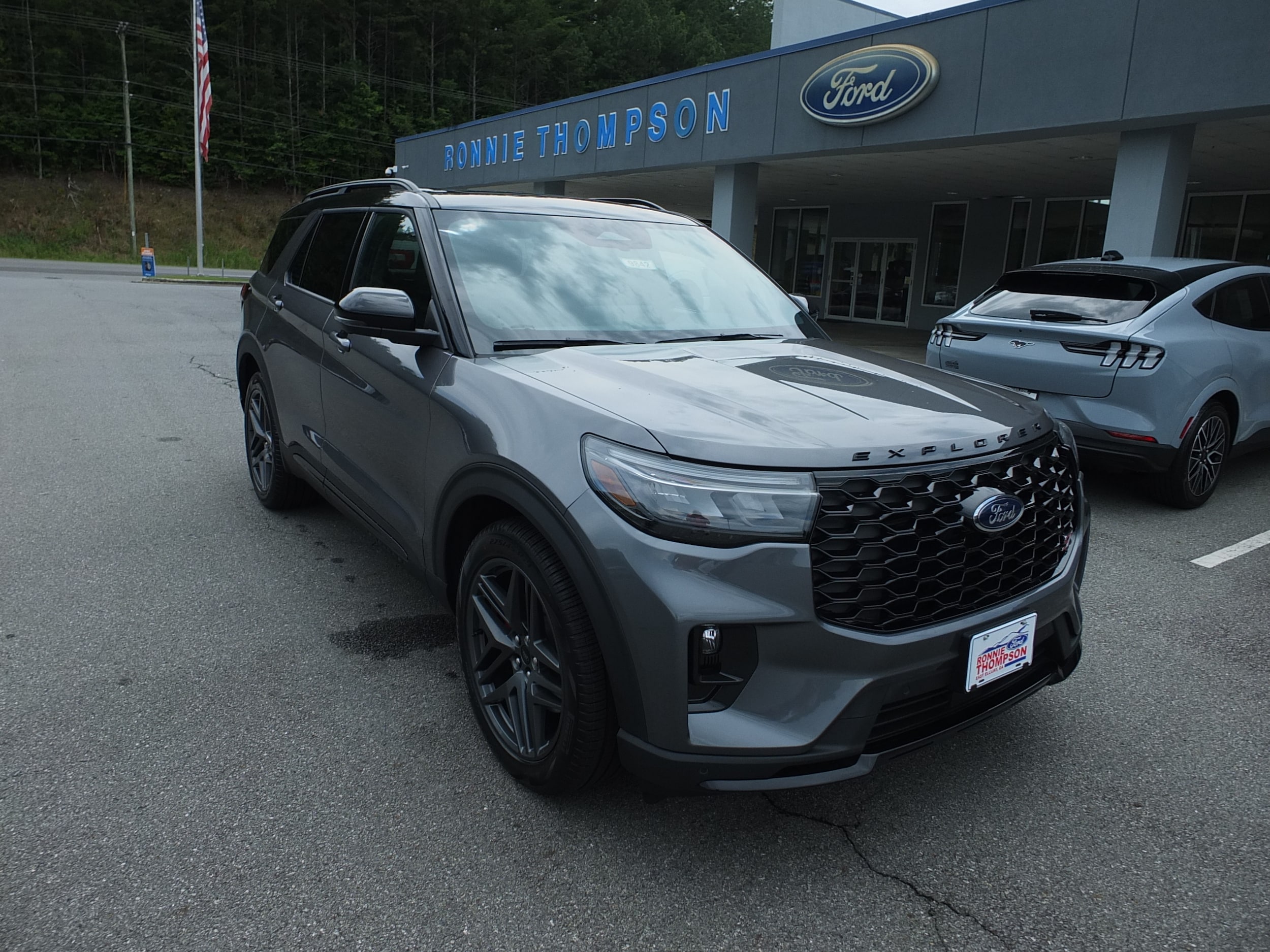 2025 Ford Explorer ST's photo