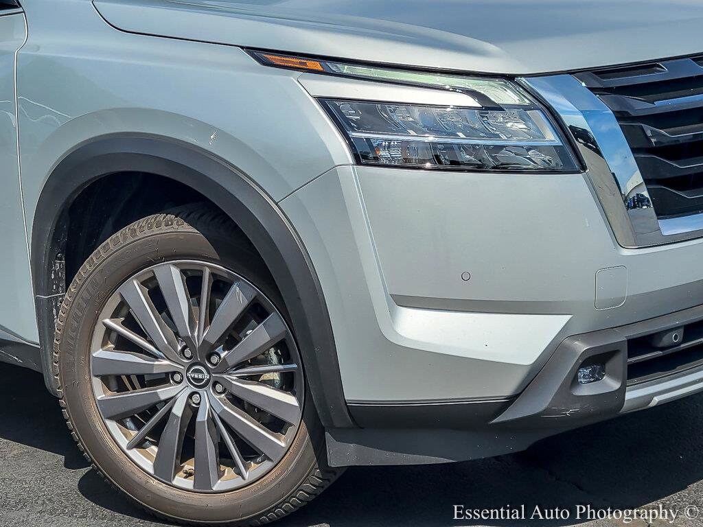 2022 Nissan Pathfinder SL photo 3