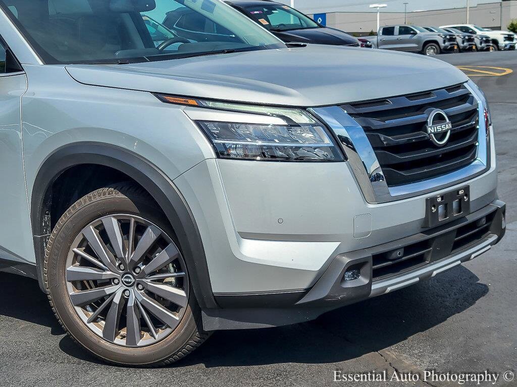 2022 Nissan Pathfinder SL photo 2