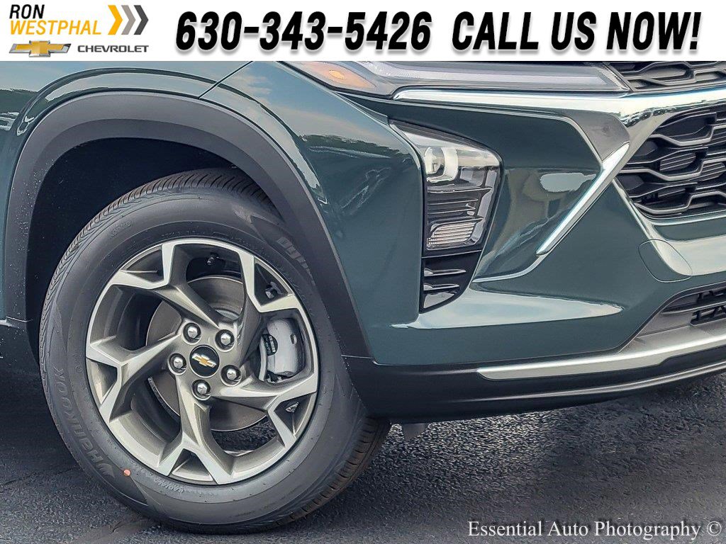 2025 Chevrolet Trax LT photo 2