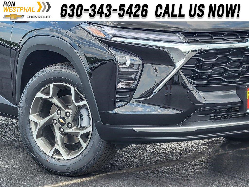 2025 Chevrolet Trax LT photo 2