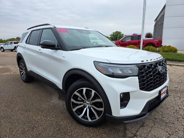 2025 Ford Explorer ST-Line photo 2