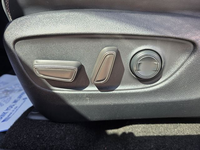 2020 Toyota RAV4 Limited photo 4