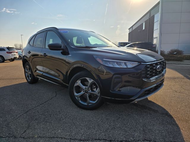 2023 Ford Escape ST-Line photo 2