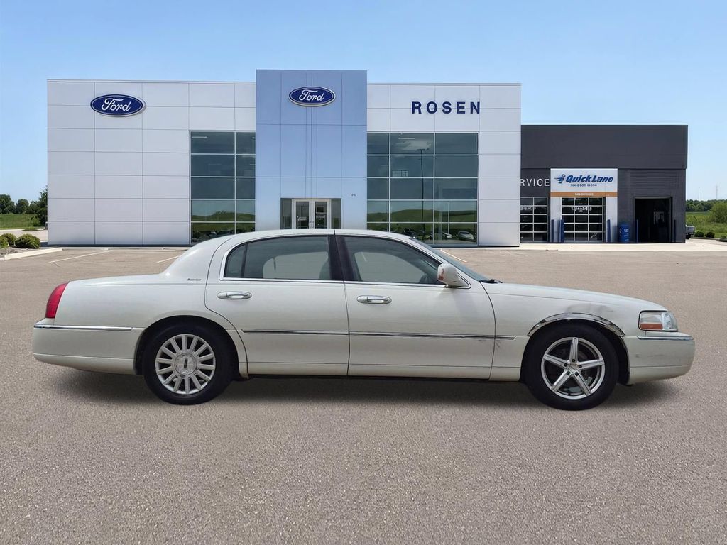 Used 2003 Lincoln Town Car Executive with VIN 1LNHM81W03Y667497 for sale in Belleville, WI