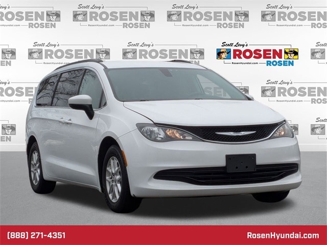 2017 Chrysler Pacifica LX's photo