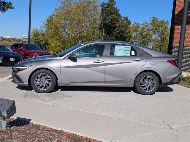 2024 Hyundai Elantra SEL photo 3