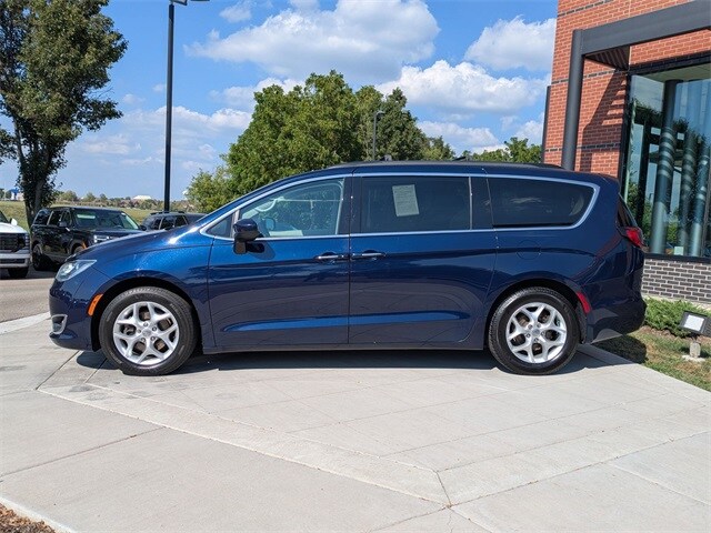 2017 Chrysler Pacifica Touring L photo 4