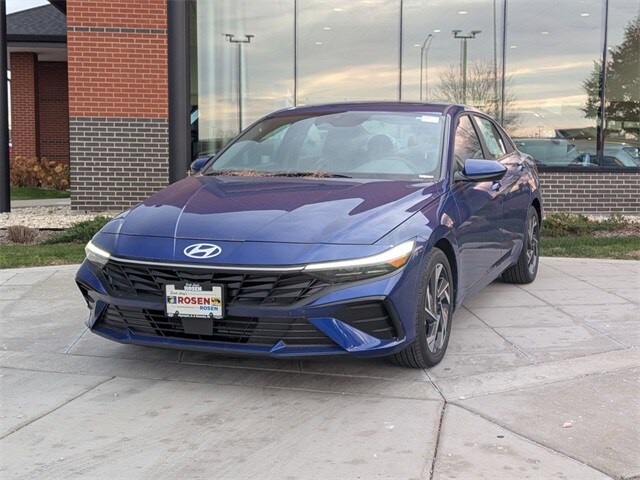 2024 Hyundai Elantra SEL Convenience photo 3