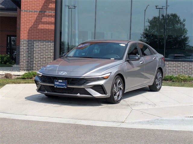 2025 Hyundai Elantra SEL Sport photo 3