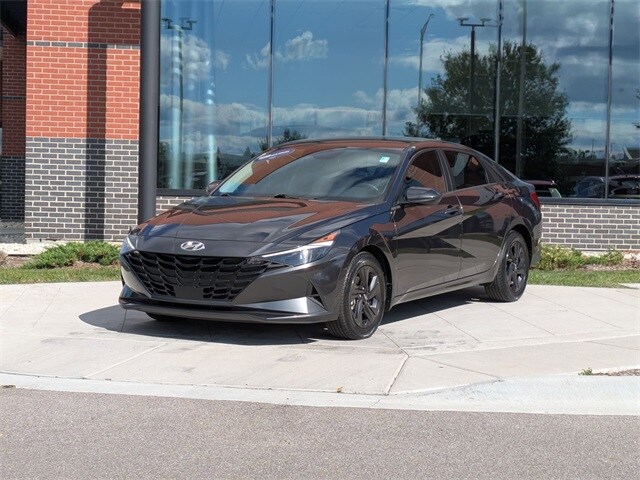 2022 Hyundai Elantra SEL Convenience photo 3
