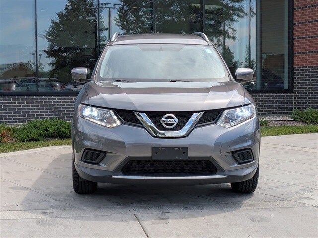 2016 Nissan Rogue SV photo 2
