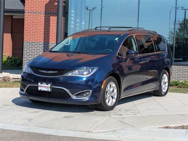2017 Chrysler Pacifica Touring L photo 3