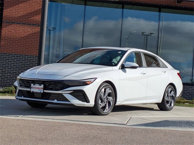 2025 Hyundai Elantra Limited photo 3