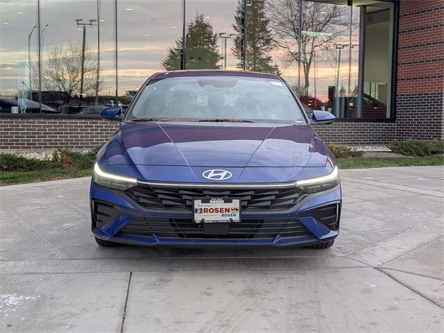 2024 Hyundai Elantra SEL Convenience photo 2