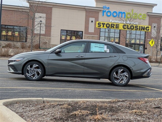 2025 Hyundai Elantra SEL Sport photo 3