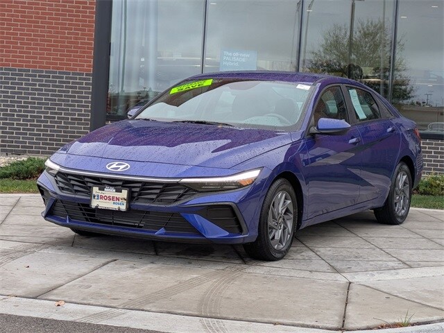 2024 Hyundai Elantra SEL photo 2