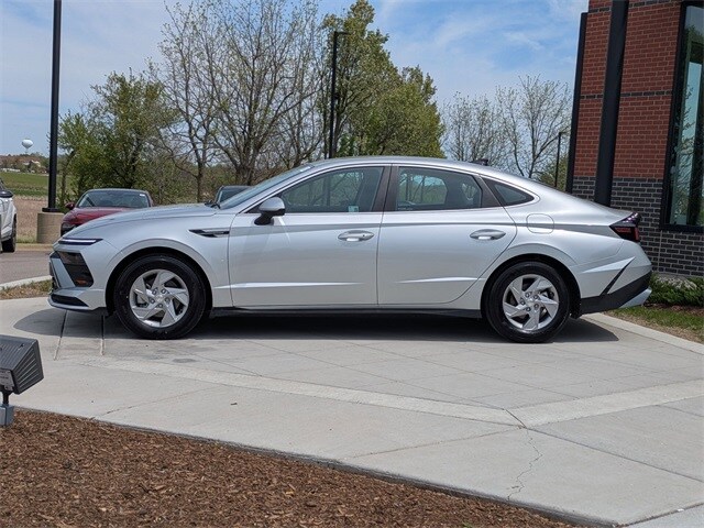 2025 Hyundai Sonata SE photo 4