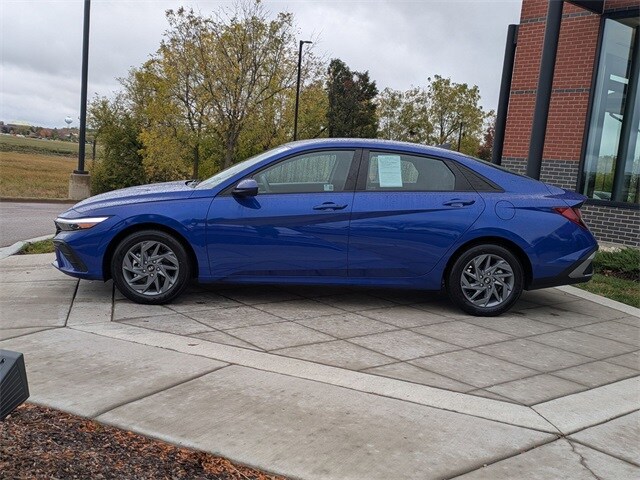 2024 Hyundai Elantra SEL photo 3