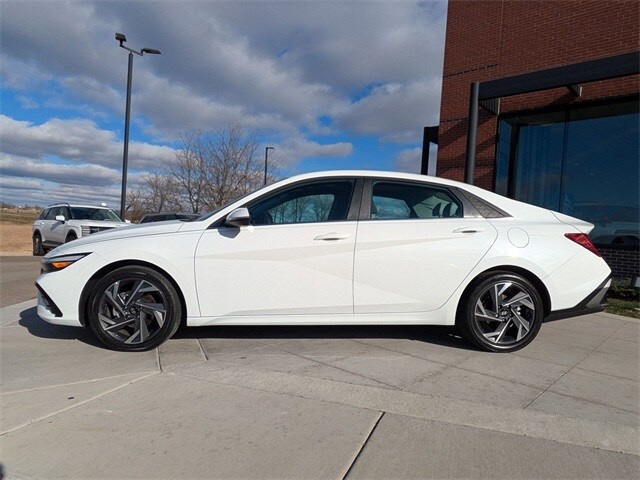 2025 Hyundai Elantra Limited photo 4