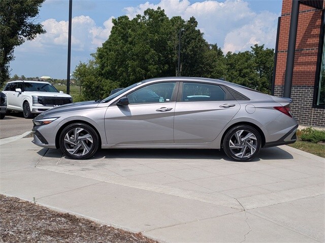 2025 Hyundai Elantra SEL Sport photo 4