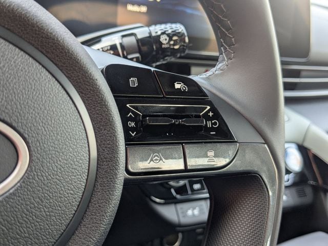 2025 Hyundai Elantra Limited - Photo 15