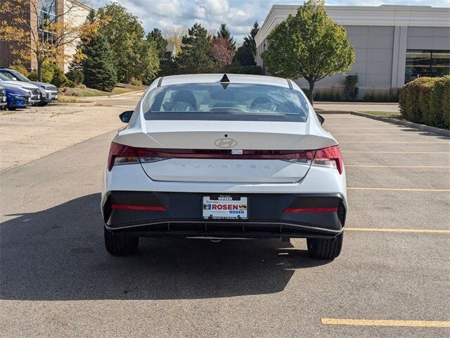 2025 Hyundai Elantra SEL Convenience photo 3