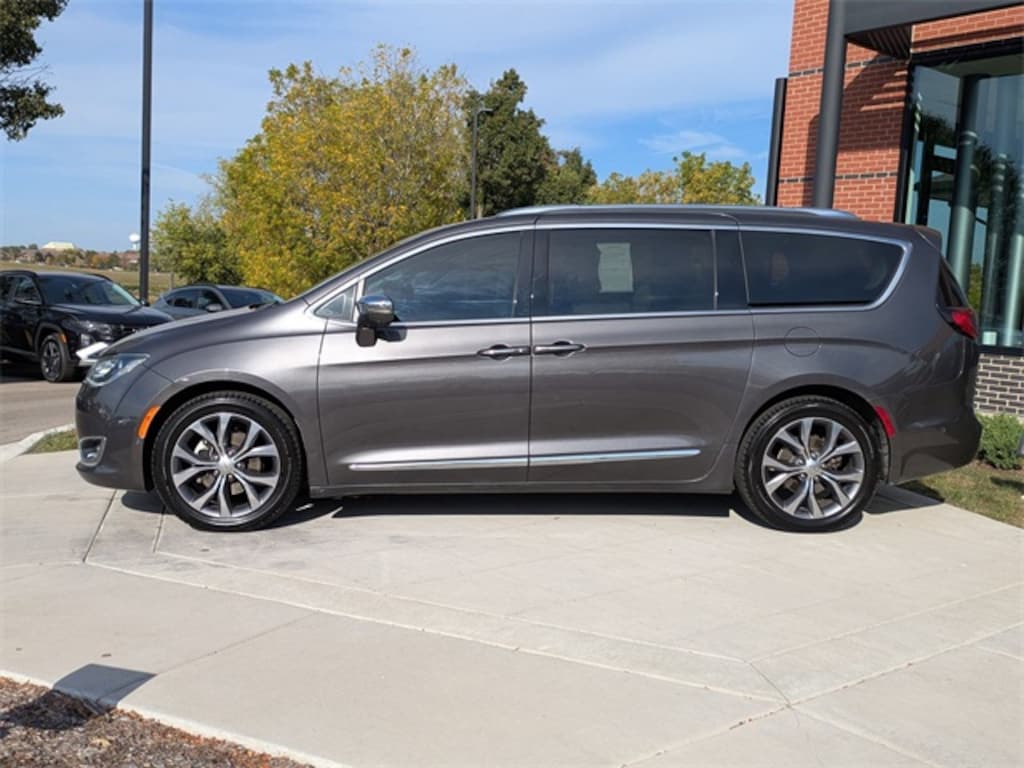 Used 2017 Chrysler Pacifica Limited Minivan/Van