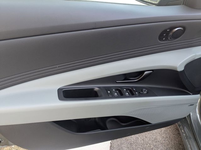 2025 Hyundai Elantra Limited - Photo 11